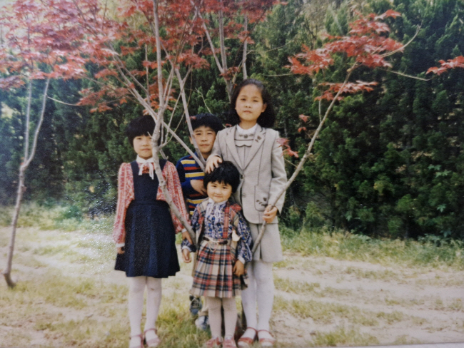 골목을 주름잡던 우리 사남매(키가 가장 큰 맏이가 필자). ‘독수리 오형제’가 부럽지 않던, 하나로 단합되던 그 시절이 그립다.