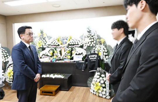 최상목 대통령 권한대행 부총리 겸 기획재정부 장관이 12일 대전 서구 한 장례식장에 마련된 대전 피살 사건 피해자 고 김하늘 양의 빈소를 찾아 조문하며 유가족을 위로하고 있다. 뉴시스