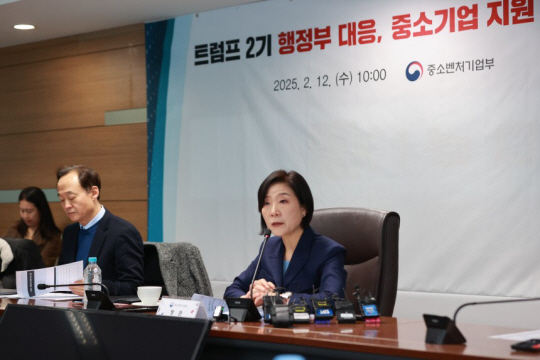 오영주(오른쪽) 중소벤처기업부 장관이 12일 열린 ‘트럼프 2기 행정부 대응, 중소기업 지원 간담회’에서 발언하고 있다. 중기부 제공