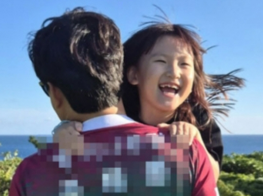 지난 10일 대전 모 초등학교 교내에서 40대 여교사에게 살해당한 1학년생 여덟 살 김하늘양이 생전에 아빠 품에 안겨 활짝 웃고 있다. 김하늘양 유족 제공