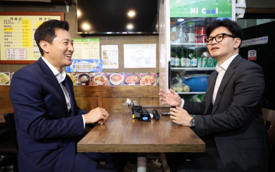 한동훈(오른쪽) 전 국민의힘 당 대표와 오세훈 서울시장. 문호남 기자
