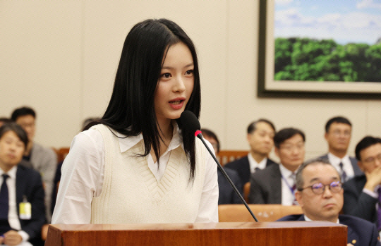 인기 걸그룹 뉴진스의 멤버 ‘하니’가 지난해 10월 15일 서울 여의도 국회에서 열린 환경노동위원회 국정감사에 참고인으로 출석해 의원들의 질의에 답하고 있다.국회사진기자단