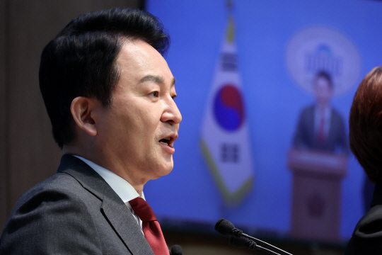원희룡 전 국토교통부 장관이 12일 오전 서울 여의도 국회 소통관에서 윤석열 대통령 탄핵심판과 관련해 헌법재판소의 불공정성과 편향성 문제를 주장하는 기자회견을 하고 있다. 뉴시스