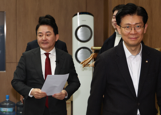 원희룡 전 국토교통부 장관이 12일 서울 여의도 국회에서 윤석열 대통령 탄핵 심판 관련 헌법재판소 규탄 기자회견을 하기 위해 입장하고 있다. 오른쪽은 국민의힘 조정훈 의원. 연합뉴스