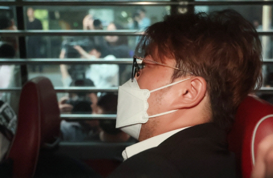 음주 뺑소니 혐의를 받는 가수 김호중이 5월 31일 오전 서울 강남구 강남경찰서에서 검찰로 송치되며 호송차에 타 있다. 연합뉴스