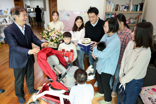 이동환(왼쪽) 고양특례시장이 일곱째 자녀를 출산한 가정을 방문해 축하를 하고 있다. 고양시 제공