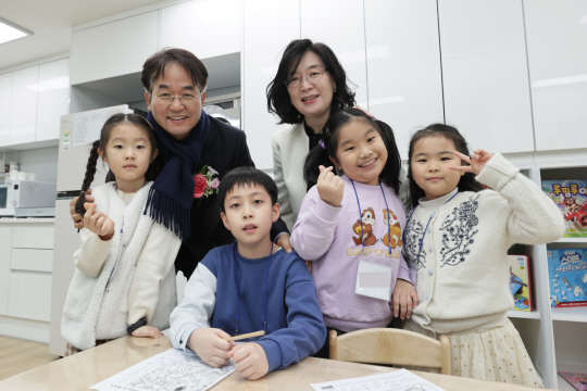 이동환 고양특례시장이 ‘덕은 다함께 돌봄센터’ 개소식에 참석해 아이들과 환하게 웃고 있다. 고양시 제공