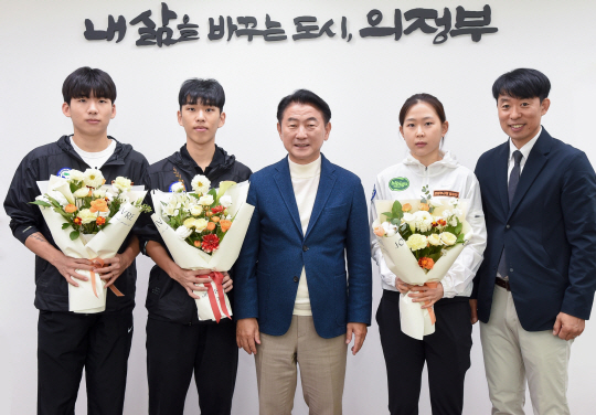 지난해 10월 29일 김동근(가운데) 의정부시장이 국가대표로 선발된 시청 직장운동경기부 빙상팀 선수(사진 왼쪽부터 정재원, 양호준, 김민선 선수, 제갈성렬 감독)들을 격려하는 자리를 갖고 함께 기념사진을 찍고 있다. 의정부시 제공