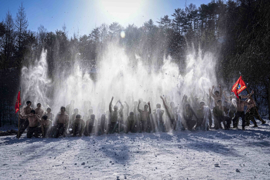 해병대 수색대대 장병들이 한겨울  강원 평창 산악종합훈련장과 황병산 일대에서 어떠한 환경에서도 임무를 완수하겠다는 자신감을 보이며 다같이 파이팅을 외치고 있다. 해병대 제공