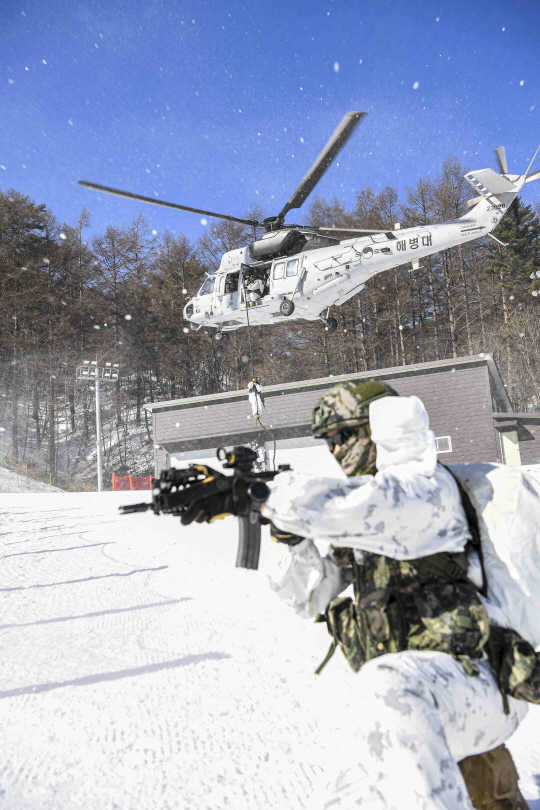 해병대 수색대대 장병들이 상륙기동헬기 마린온으로 기동 후, 패스트로프로 신속히 침투하며 주변을 경계하고 있다.해병대 제공