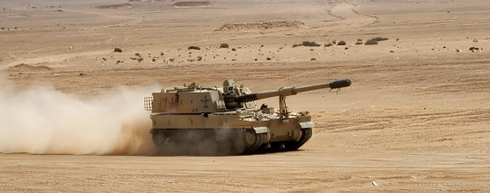 국산 1000마력 디젤 엔진을 달고 중동 사막을 달리고 있는 ‘사막형’ K9 자주포. 한화에어로스페이스 제공