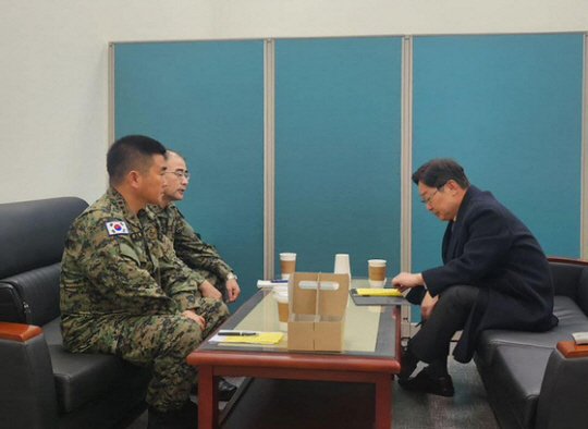 지난해 12월 10일 박범계(오른쪽) 더불어민주당 의원이 ‘곽종근 전 특수전사령관, 김현태 707특임단장을 면담했다’며 페이스북에 올린 사진. 박범계 의원 페이스북 캡처