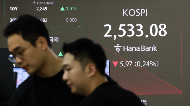 12일 코스피가 전장대비 4.34포인트(0.17%) 하락한 2534.71에 개장한 가운데 서울 중구 하나은행 딜링룸에서 딜러들이 굳은 표정으로 업무를 보고 있다.  연합뉴스