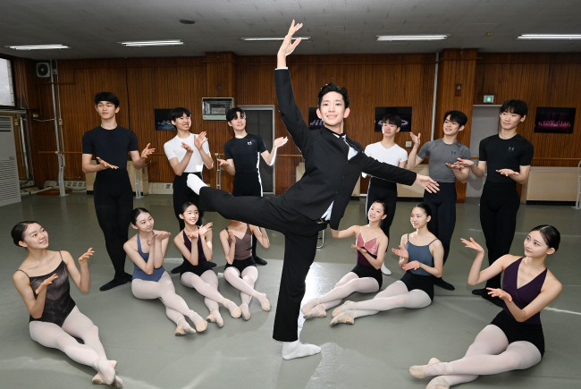 로잔 콩쿠르에서 우승한 발레리노 박윤재가 12일 서울 종로구 평창동의 모교인 서울예고 발레과에서 친구들이 응원하는 가운데 발레 동작을 선보이고 있다. 윤성호 기자