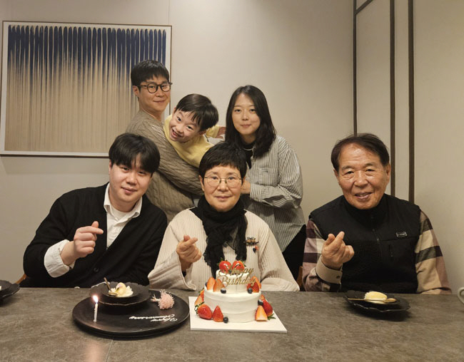 아내의 고희를 축하하는 우리 가족. 앞줄 오른쪽부터 시계방향으로 우리 부부와 작은아들 지호, 큰아들 영호와 손주 이준, 며느리 슬기.