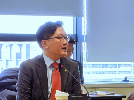 류광준 과학기술정보통신부 과학기술혁신본부장이 13일 서울 종로구 국가과학기술자문회의 대회의실에서 기자 질의에 답하고 있다. 구혁 기자