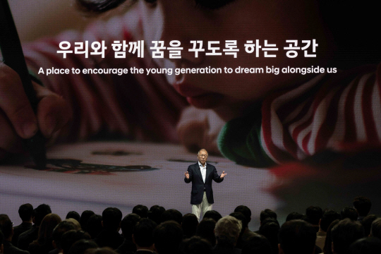 정의선 현대자동차그룹 회장이 지난달 6일 오전 경기 고양시 현대모터스튜디오 고양에서 열린 2025년 현대차그룹 신년회에서 임직원들에게 신년사를 하고 있다. 현대차그룹 제공.