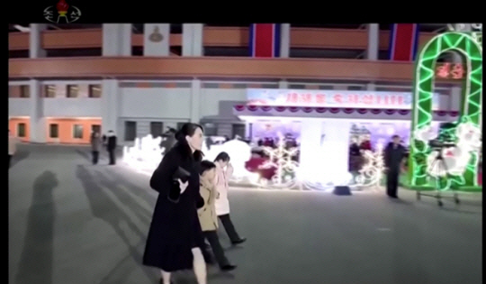 평양 5·1경기장에서 진행된 신년경축공연 실황 녹화영상분에서 김여정 부부장이 두 어린이와 손을 잡고 입장하는 장면이 포착됐다. 조선중앙TV캡처