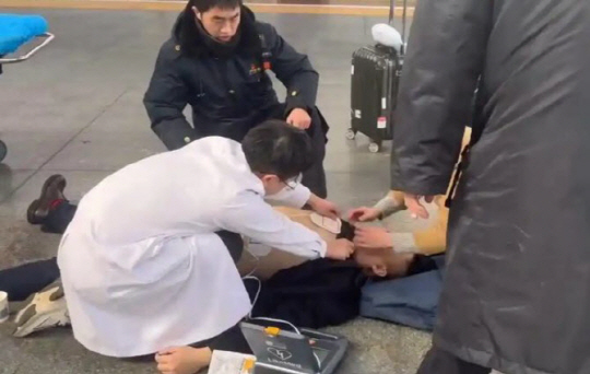 철도역에서 심장마비로 쓰러진 남성이 의식을 되찾았으나 병원 이송을 거부했다. BAIDU 캡처