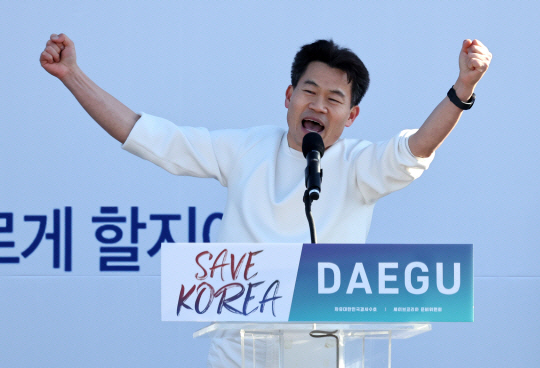 전한길 한국사 강사가 8일 대구 동구 동대구역 광장에서 열린 세이브코리아 국가비상기도회 ‘윤석열 대통령 탄핵 반대 집회‘에서 발언을 하고 있다. 뉴시스