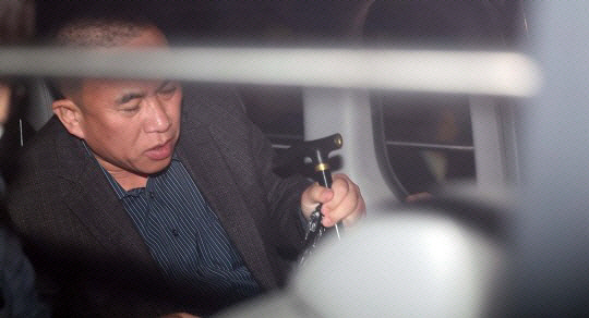 호송차에 탑승한 정치브로커 명태균 씨. 연합뉴스