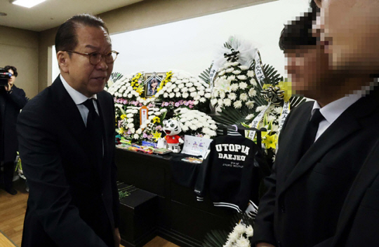 권영세 국민의힘 비상대책위원장이 12일 대전 건양대병원 장례식장에 마련된 김하늘 양 빈소를 찾아 조문하고 있다. 연합뉴스