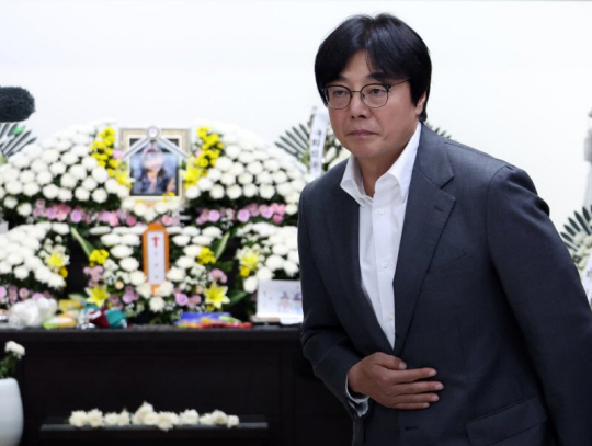 황선홍 대전 하나 시티즌 감독이 12일 대전시 서구 건양대병원 장례식장을 찾아 고 김하늘 양을 조문한 뒤 빈소를 나서고 있다. 뉴시스