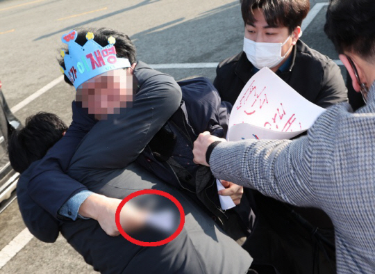 지난해 1월 2일 오전 부산 강서구 대항전망대에서 더불어민주당 이재명 대표를 흉기로 피습한 김모씨가 경찰에 제압되고 있다. 뉴시스