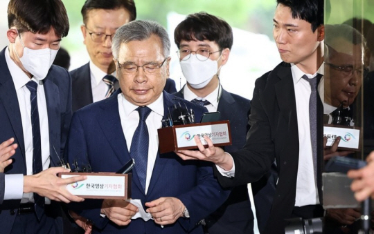 대장동 민간 개발업자들을 돕는 대가로 금품을 수수했다는 이른바 ‘50억 클럽’ 의혹을 받는 박영수 전 특별검사가 13일 오전 징역 7년형을 선고받았다. 사진은 지난 2023년 서초구 서울중앙지법에서 열리는 구속 전 피의자 심문(영장심사)을 받기 위해 법정으로 향하던 박 전 특별검사의 모습. 연합뉴스