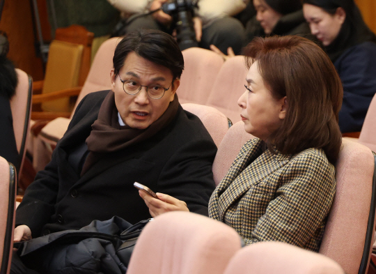 윤상현(왼쪽) 국민의힘 의원과 김민전 의원이 13일 서울 종로구 헌법재판소에서 열린 윤석열 대통령 탄핵 심판 8차 변론기일에서 대화하고 있다. 사진공동취재단 연합뉴스