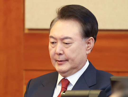윤석열 대통령이 13일 서울 종로구 헌법재판소 대심판정에서 열린 윤석열 대통령 탄핵심판 8차 변론에 출석해 있다. 연합뉴스