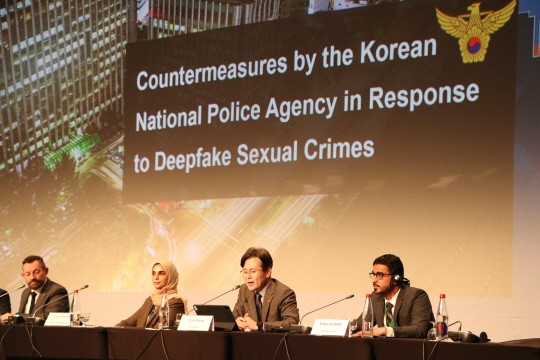 11~13일(현지시각) 프랑스 리옹에서 열린 인터폴 국가중앙사무국 국장 회의에서 이준형 경찰청 국제협력관이 ‘인공지능조작영상(딥페이크) 성범죄와 대한민국의 대응방안’을 주제로 발표하고 있다. 경찰청 제공