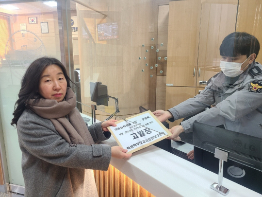 학부모 단체 ‘학생학부모교사인권보호연대’(학인연) 신민향 대표가 13일 서울 서대문구 미근동 경찰청을 찾아 문형배 헌법재판소장 권한대행을 아동·청소년의 성보호에 관한 법률 위반 혐의로 고발하고 있다. 한인연 제공