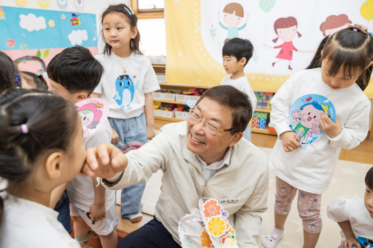 김경호 광진구청장이 어린이집을 방문해 아이들과 소통하고 있다. 광진구청 제공