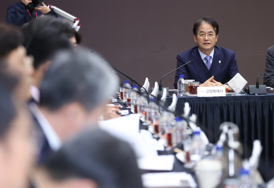 12일 남양주시에서 열린 경기지역 시장군수협의회 정기회의에서 이동환 고양특례시장이 학교급식비의 경기도 분담률을 상향해야 한다고 강조하고 있다. 고양시 제공