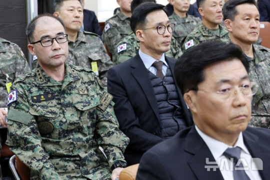 곽종근(왼쪽) 전 특전사령관이 지난 1월 22일 서울 여의도 국회에서 열린 윤석열 정부의 비상계엄 선포를 통한 내란 혐의 진상규명 국정조사 특별위원회 1차 청문회에 출석해 자리하고 있다. 오른쪽은 홍장원 전 국가정보원 1차장. 뉴시스 제공