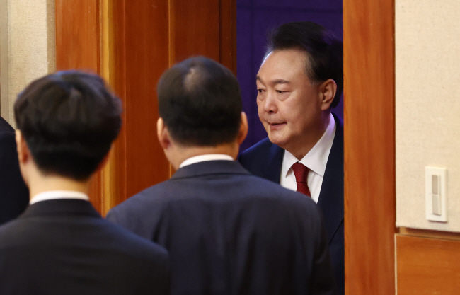 윤석열 대통령이 13일 서울 종로구 재동 헌법재판소에서 열린 탄핵심판 8차 변론에 출석하기 위해 대심판정에 들어서고 있다. 사진공동취재단