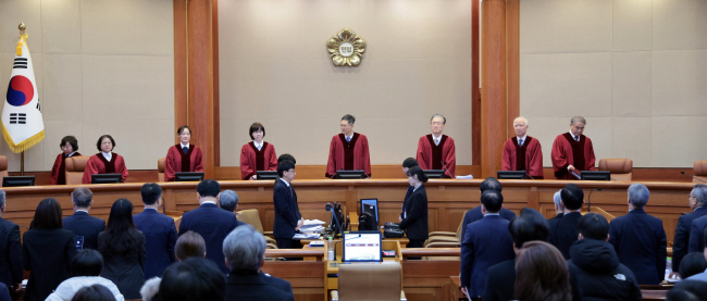 문형배(왼쪽 다섯 번째) 헌법재판소장 권한대행과 재판관들이 13일 서울 종로구 재동 헌법재판소에서 열린 ‘윤석열 대통령 탄핵심판 8차 변론’을 위해 대심판정 재판관석에 입장하고 있다. 사진공동취재단