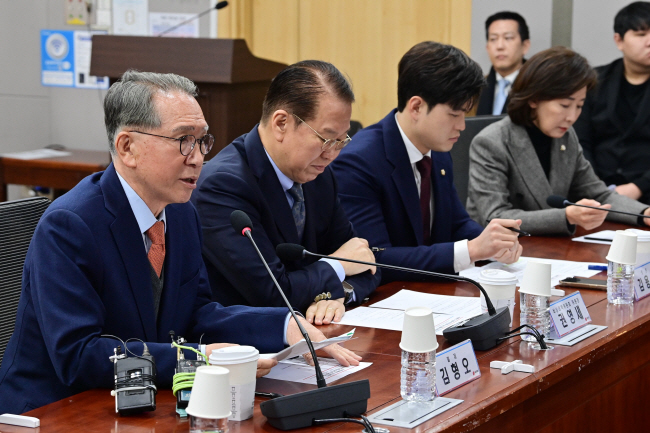 김형오(왼쪽) 전 국회의장이 13일 오전 국회 의원회관에서 열린 국민의힘 전략기획특별위원회가 주최한 ‘국민의힘, 어디로 가야 하는가’ 세미나에서 발언하고 있다.  문호남 기자