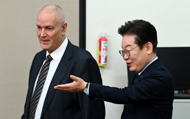 이재명(오른쪽) 더불어민주당 대표가 13일 오전 국회에서 라파엘 하르페즈 주한 이스라엘 대사를 접견하며 자리를 안내하고 있다.  곽성호 기자