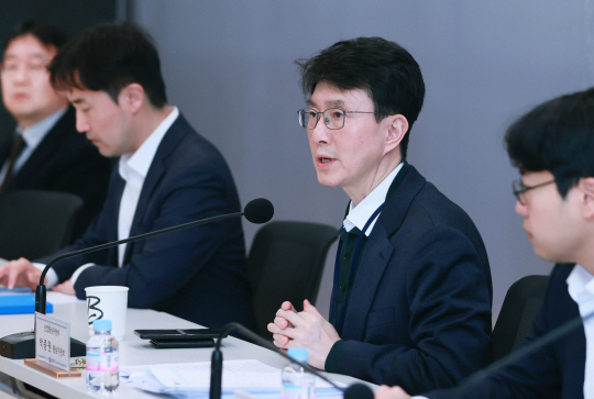 박종원(오른쪽 두 번째) 산업통상자원부 통상차관보가 14일 서울 강남구 대치동 한국섬유센터에서 열린 ‘미국 관세 조치 대응 회의’에서 인사말을 하고 있다. 산업통상자원부 제공