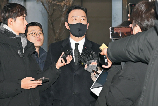 윤석열 대통령에 대한 체포영장 집행을 방해한 혐의를 받는 김성훈 대통령경호처 차장이 지난 1월 17일 오전 서울 서대문구 경찰청 국가수사본부 비상계엄 특별수사단에 출석하며 기자들의 질문을 받고 있다. 백동현 기자
