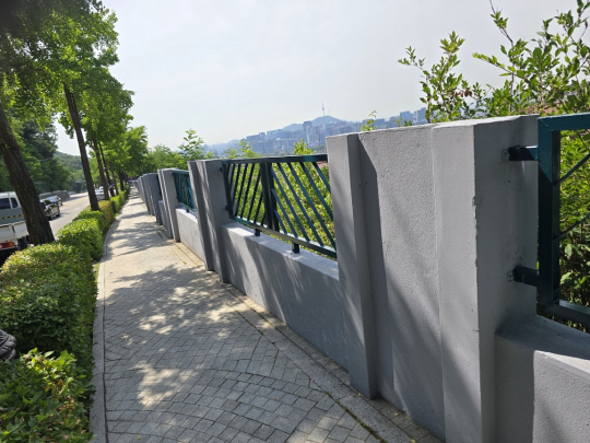 청운벽산빌리지 담장이 보수·채색돼 있다.종로구청 제공