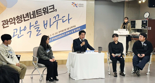 박준희(왼쪽 세 번째) 관악구청장이 제6기 관악청년네트워크 위원들과 대화를 나누고 있다. 관악구청 제공