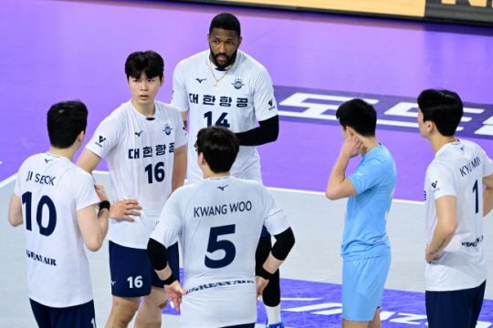 대한항공 선수들이 14일 인천 계양체육관에서 열린 KB손해보험과 도드람 2024~2025 V리그 남자부 5라운드 도중 심각한 표정으로 이야기를 나누고 있다. 한국배구연맹 제공