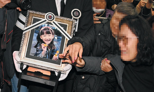 ‘대전 초교 흉기 사건’ 피해 학생 고 김하늘(8) 양의 발인식이 치러진 14일 오전 대전 서구 건양대병원 장례식장에서 유족들이 김 양의 영정사진을 만지며 오열하고 있다. 백동현 기자