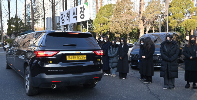 ‘대전 초교 흉기 사건’ 피해 학생 고 김하늘(8) 양의 발인식이 치러진 14일 오전 대전 서구 건양대병원 장례식장에서 해당 초교 교사들이 떠나는 운구 차량을 향해 고개 숙여 인사하고 있다. 백동현 기자
