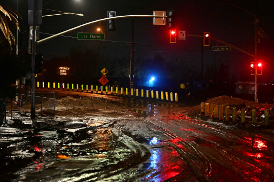 13일 폭우로 도로 일대가 진흙으로 뒤덮인 미국 캘리포니아 말리부 지역의 모습. AFP 연합뉴스