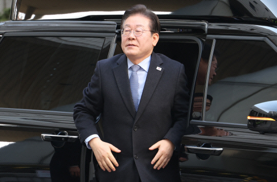 이재명 더불어민주당 대표가 14일 서울 서초구 서울중앙지방법원에서 열린 ‘대장동 배임·성남FC 뇌물’ 1심 속행 공판에 출석하고 있다. 연합뉴스