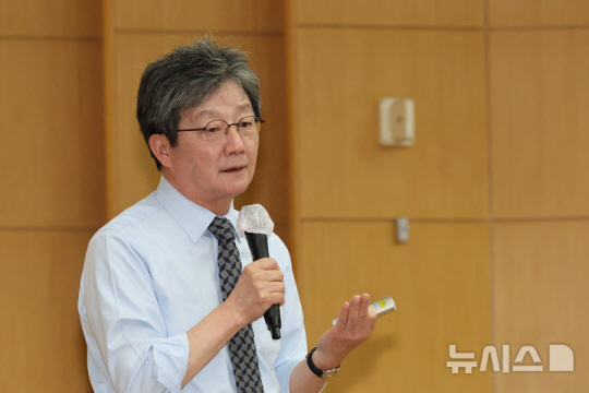 유승민 전 국민의힘 의원이 지난해 5월 9일 오후 서울 서대문구 연세대학교에서 정치 리더의 조건 특강을 하고 있다. 뉴시스 제공